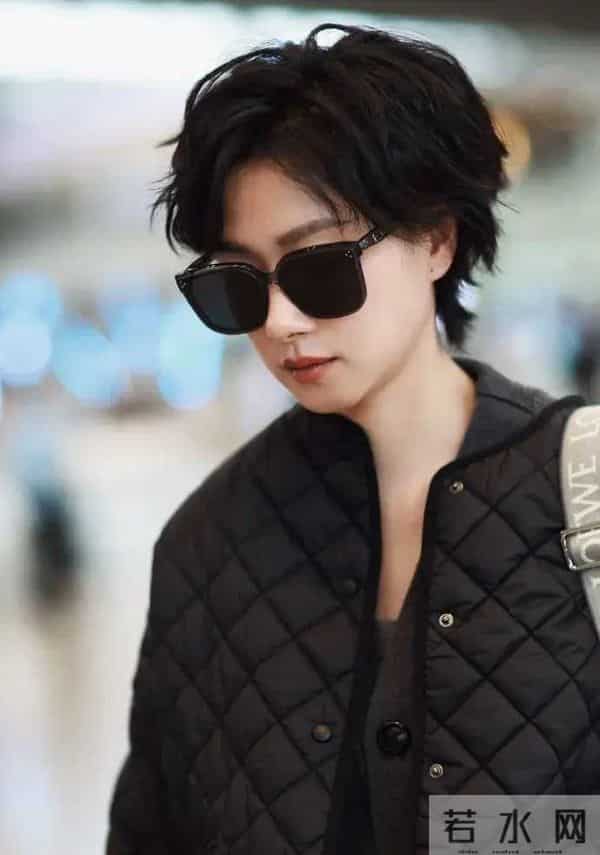 最近万茜亮相机场，她这次搭配了一身深色的衣服看起来洒脱又时尚