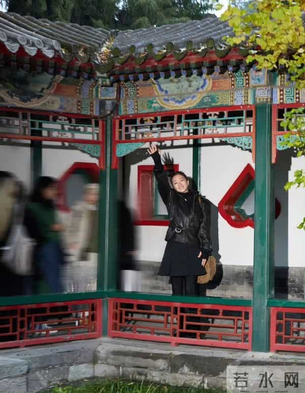 巩俐现身北海公园，雨中散步，59岁体态自然，电影画面照进现实！