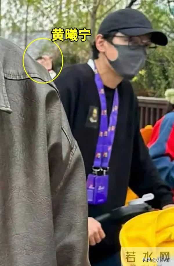 胡歌推婴儿车现身上海乐高，2岁女儿小茉莉同行，走3000元VIP道