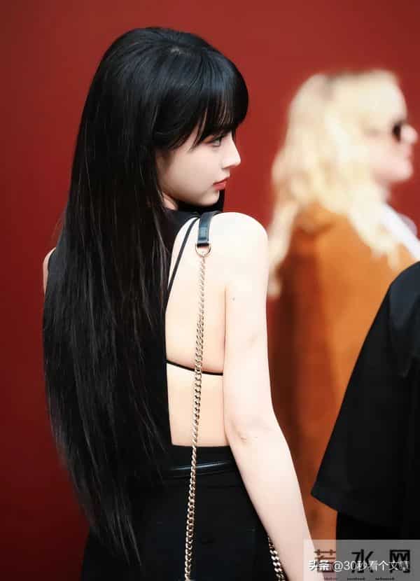 甜妹也能这么野？田曦薇米兰时装周内衣外露，风格颠覆引全网狂赞