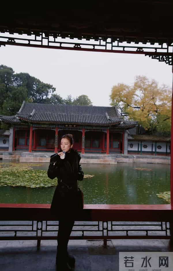 巩俐现身北海公园，雨中散步，59岁体态自然，电影画面照进现实！