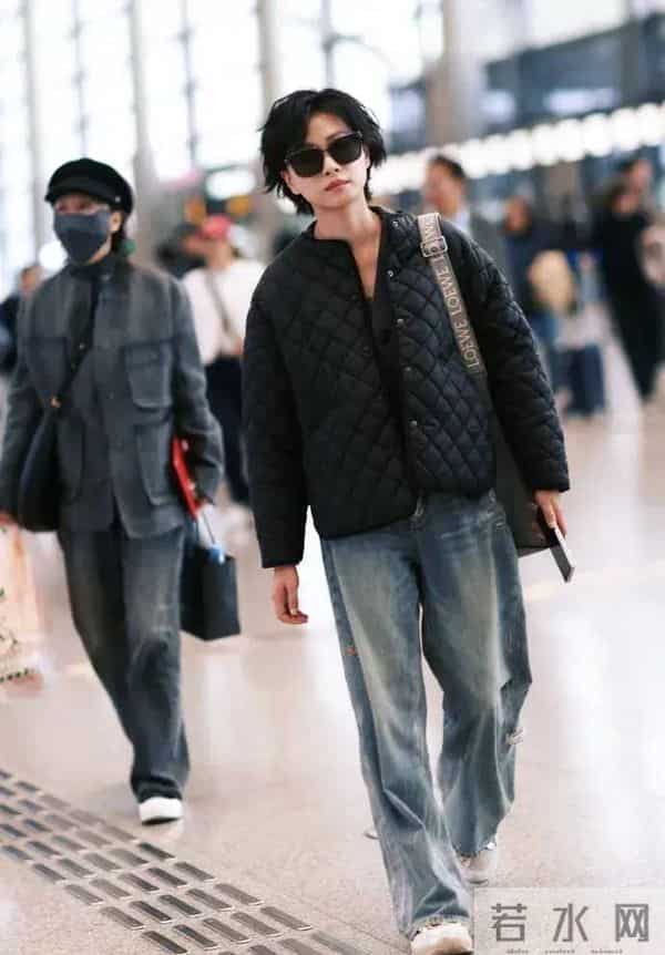 最近万茜亮相机场，她这次搭配了一身深色的衣服看起来洒脱又时尚