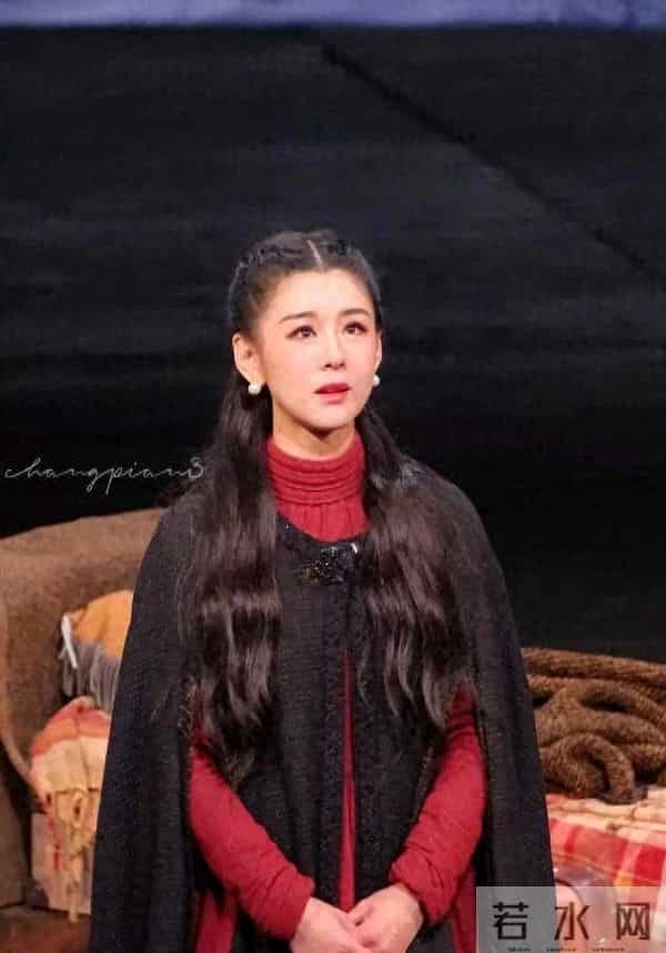 李小萌一家国外度假，两个儿子暴风抽高，都肉嘟嘟的太可爱了