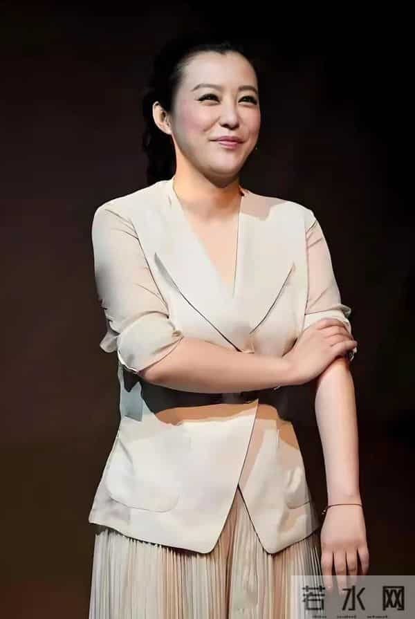 郝蕾太丰满了穿绒衣扣子都撑开了如果扣子突然破了那就十分尴尬了