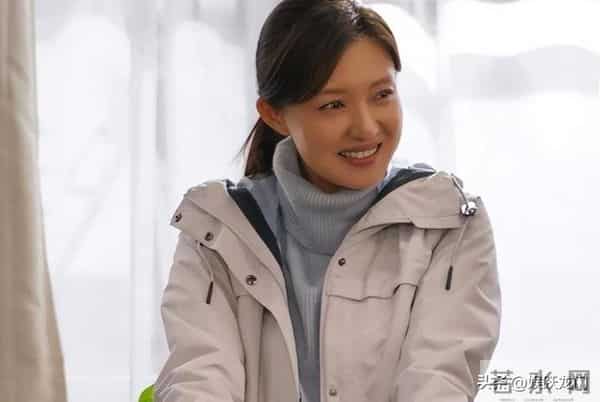 赵宝刚把她“当宝”，孙红雷对她“关爱有加”，48岁她真让人羡慕