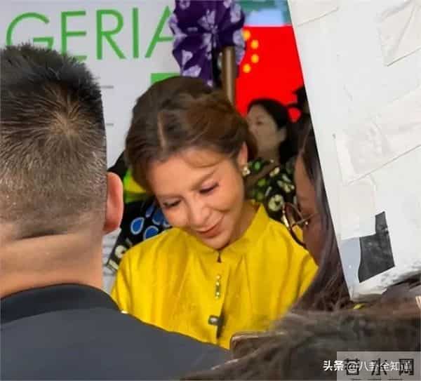 52岁朱迅现身上海，生图皱纹多到浓妆遮不住，头顶长了白发显沧桑