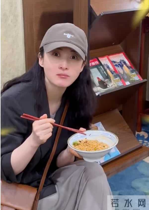 女星蒋勤勤狂炫3碗小面，50岁素颜白到发光！网友：看着就30岁