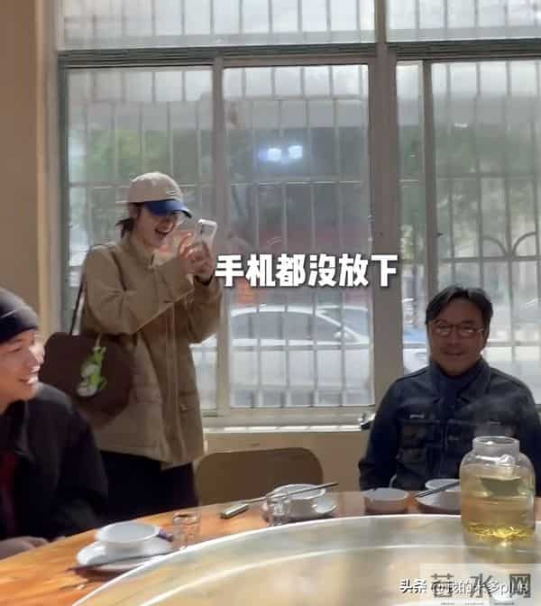 沈梦辰请汪涵吃湘菜，亲手为涵哥盛汤，51岁汪涵胡子花白像小老头