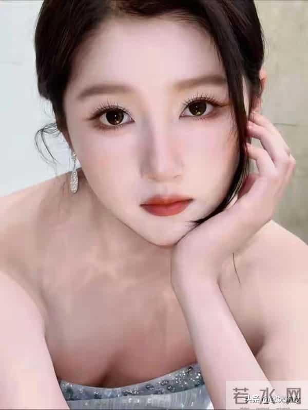 关晓彤是越来越性感了，“人间腿精”称号不是浪得虚名的!