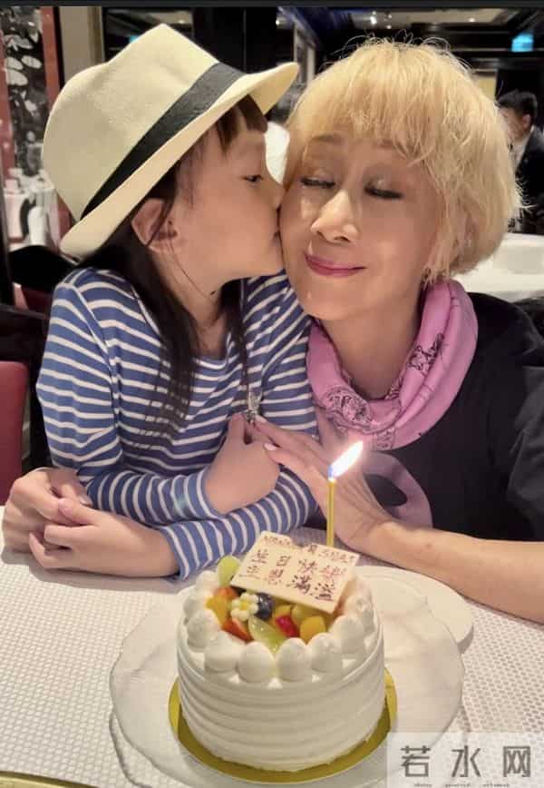 74岁前TVB女星的近况曝光，想不到她状态保持得这么好