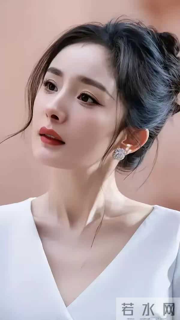 杨幂身材管理太卷！曲线玲珑成时尚标杆