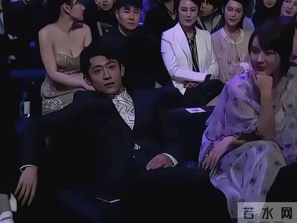 人到中年老来俏，张一山“发腮”惊艳众人，网友：杨紫得避嫌了