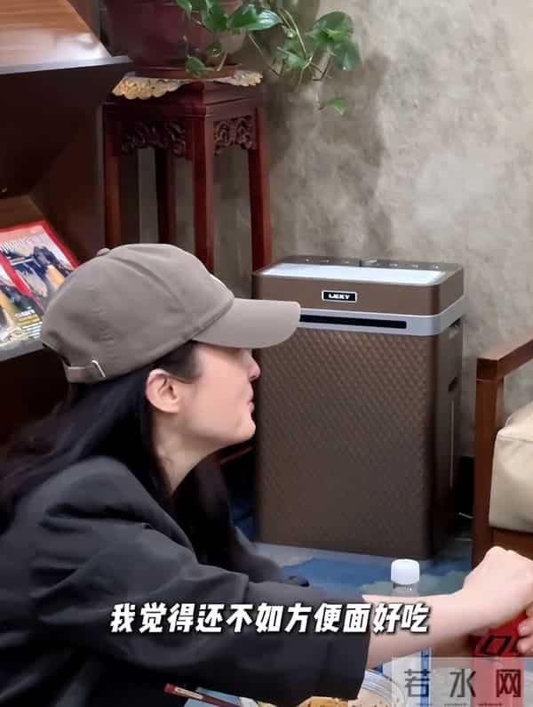 女星蒋勤勤狂炫3碗小面，50岁素颜白到发光！网友：看着就30岁