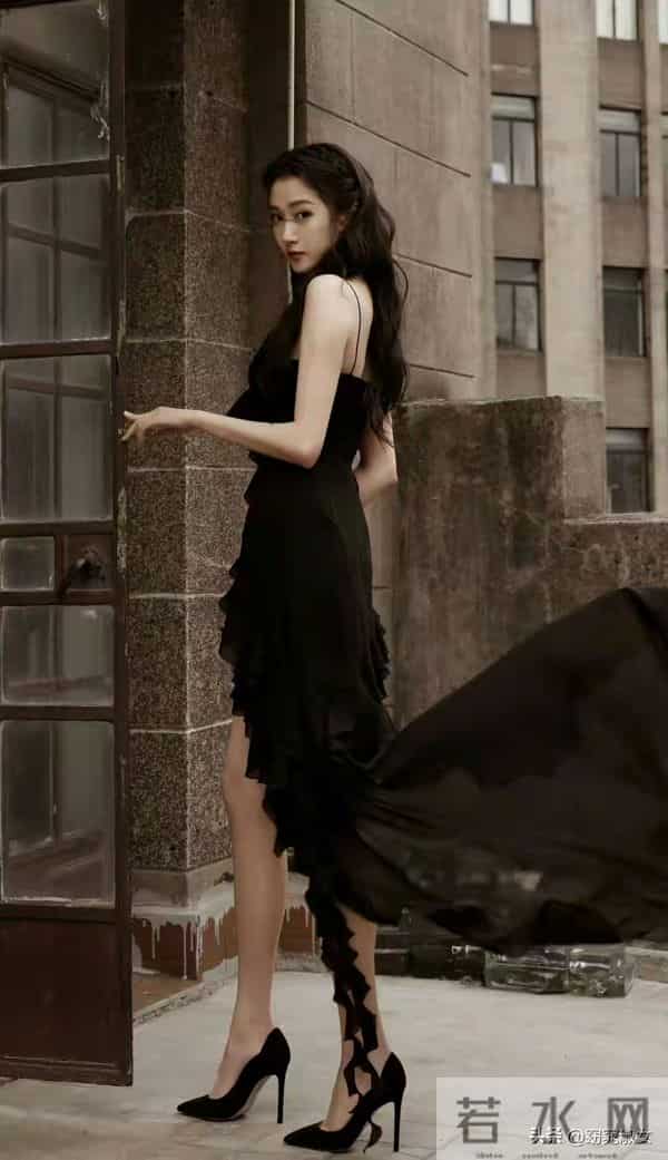 关晓彤是越来越性感了，“人间腿精”称号不是浪得虚名的!