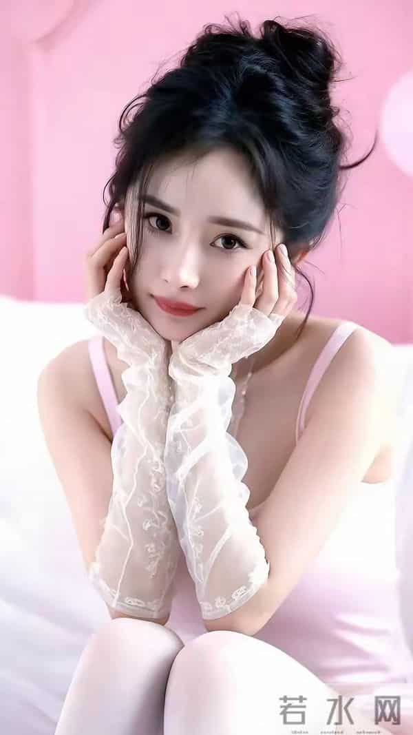 杨幂身材管理太卷！曲线玲珑成时尚标杆