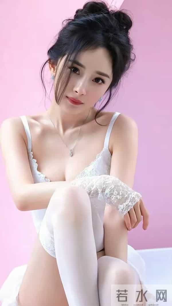 杨幂身材管理太卷！曲线玲珑成时尚标杆