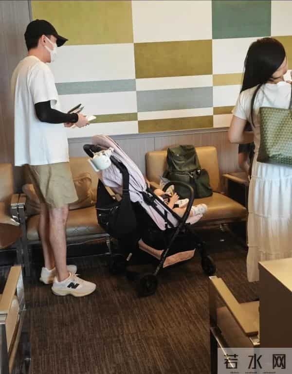 胡歌推婴儿车在上海乐高2岁女儿小茉莉 也在走人均3000元的vip通道