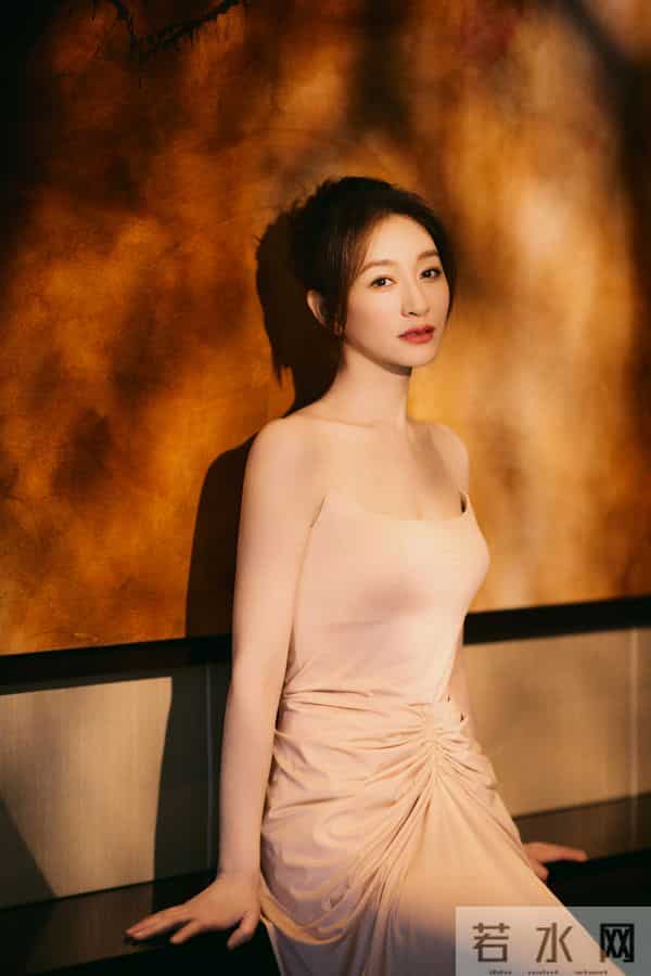 李小冉氛围感大片，裸色长裙展现迷人魅力