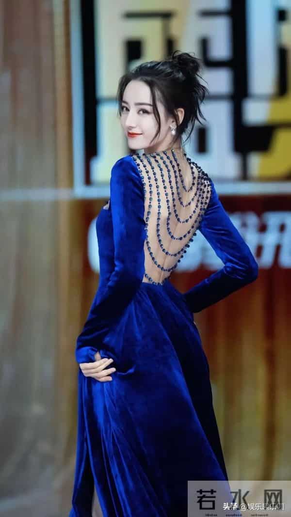 谁能扛住迪丽热巴的颜值暴击？白裙娇俏、红裙明艳，脚链细节…