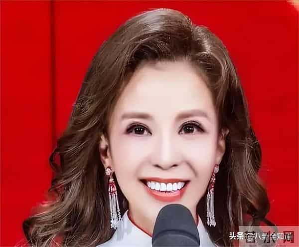 52岁朱迅现身上海，生图皱纹多到浓妆遮不住，头顶长了白发显沧桑