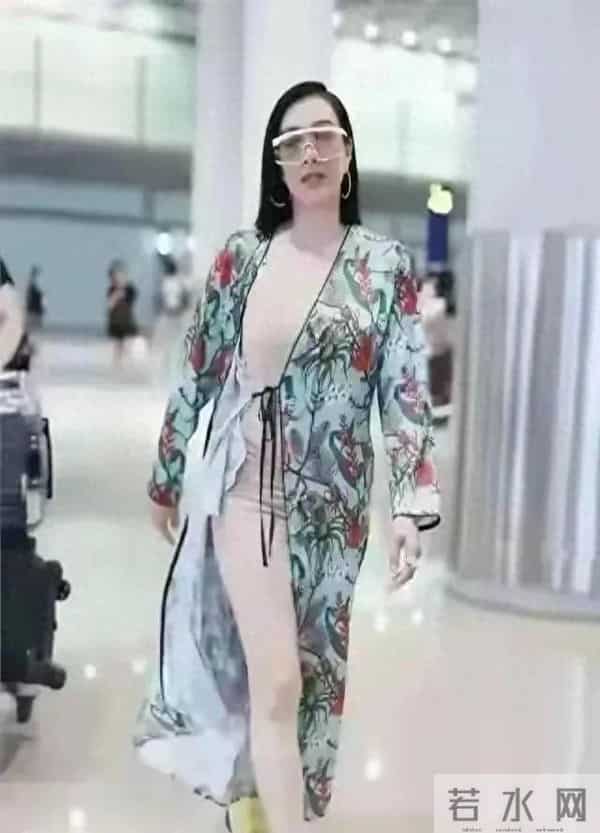 钟丽缇到底是怎么了？穿成这样就出门了？看起来还真是一言难尽啊