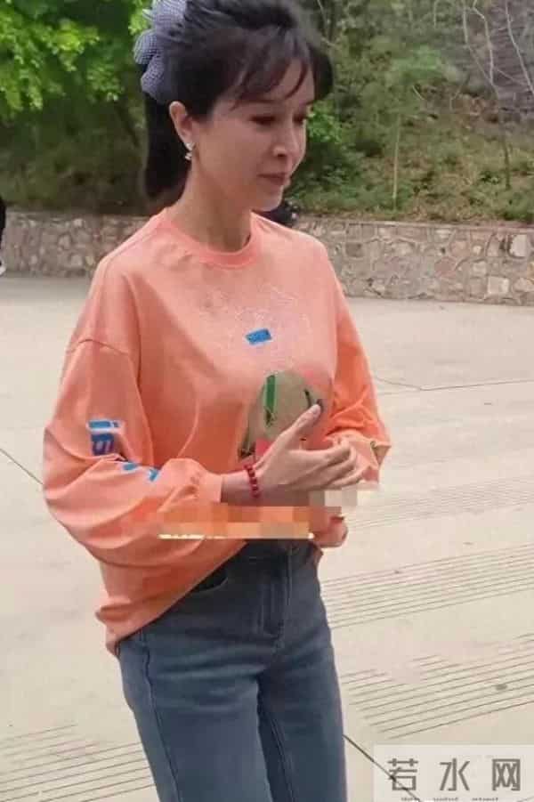 50岁金巧巧街头偶遇“炸锅”，网友犀利吐槽“三重反差