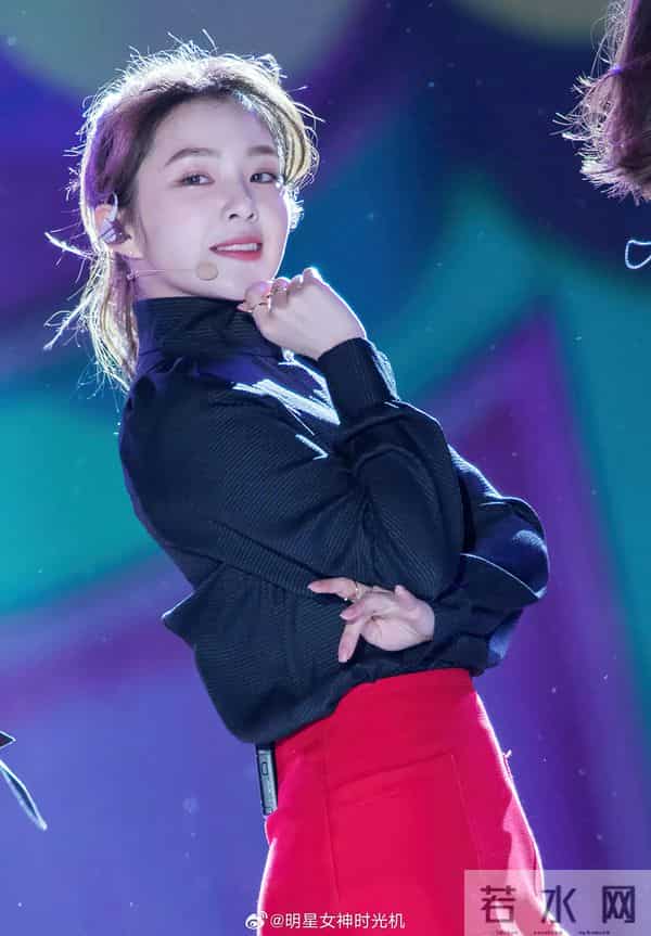 裴珠泫大胆的厚黑裤袜很性感，这个黑色上衣配红色短裙无敌