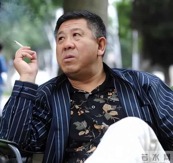 原来他俩是夫妻，家里家外老婆是领导，68岁住大别墅仍坚持拍戏