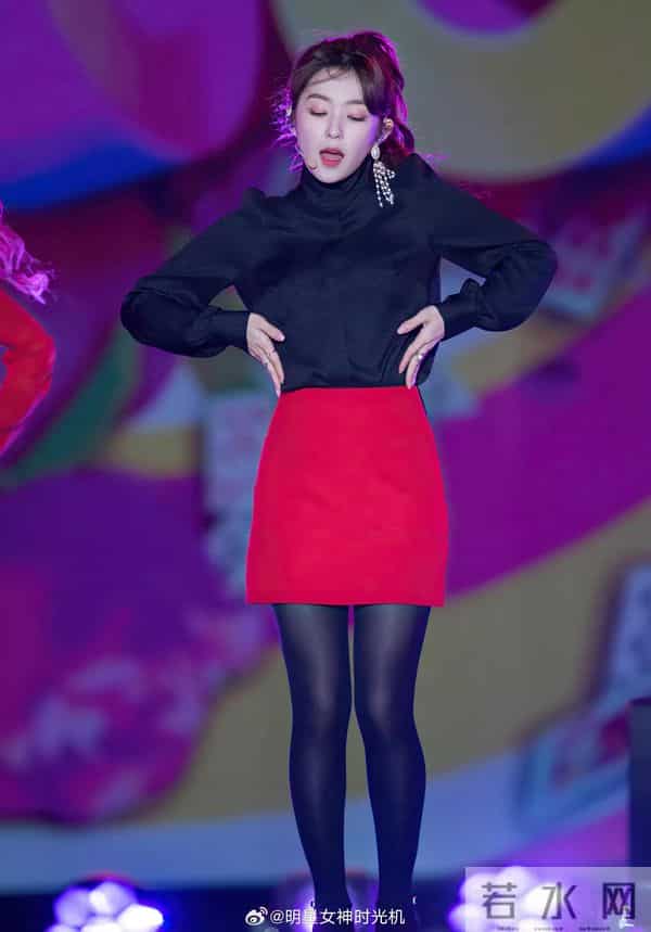 裴珠泫大胆的厚黑裤袜很性感，这个黑色上衣配红色短裙无敌