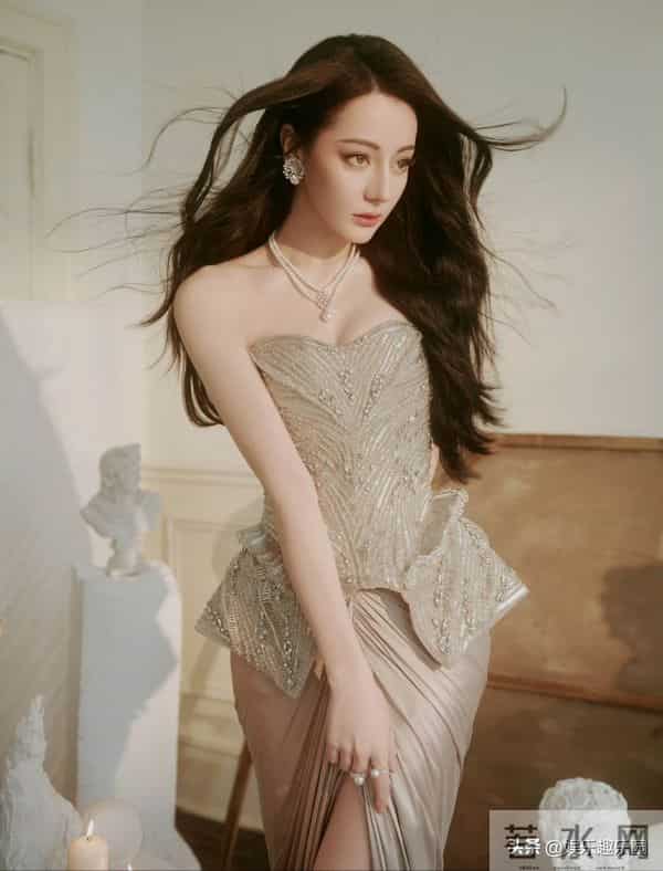 谁能扛住迪丽热巴的颜值暴击？白裙娇俏、红裙明艳，脚链细节…