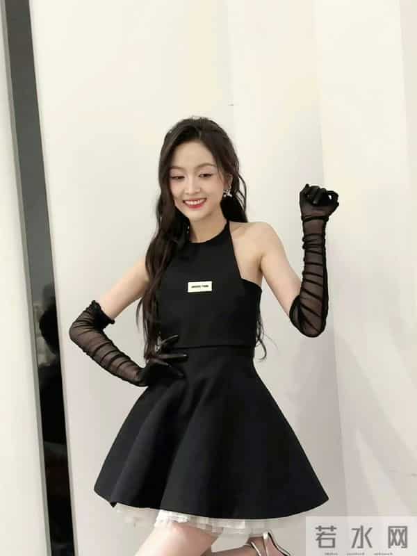 吴宣仪，俏皮小黑裙～