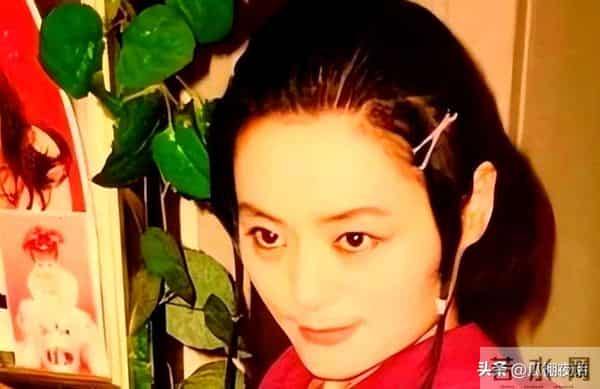 她曾红极一时，打败韦唯毛阿敏，最后却无奈当保姆，如今她怎样了