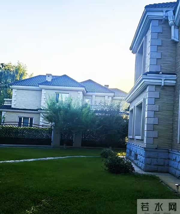 原来他俩是夫妻，家里家外老婆是领导，68岁住大别墅仍坚持拍戏