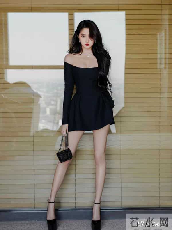 关晓彤是越来越性感了，“人间腿精”称号不是浪得虚名的!