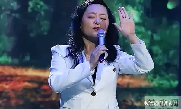 她曾红极一时，打败韦唯毛阿敏，最后却无奈当保姆，如今她怎样了