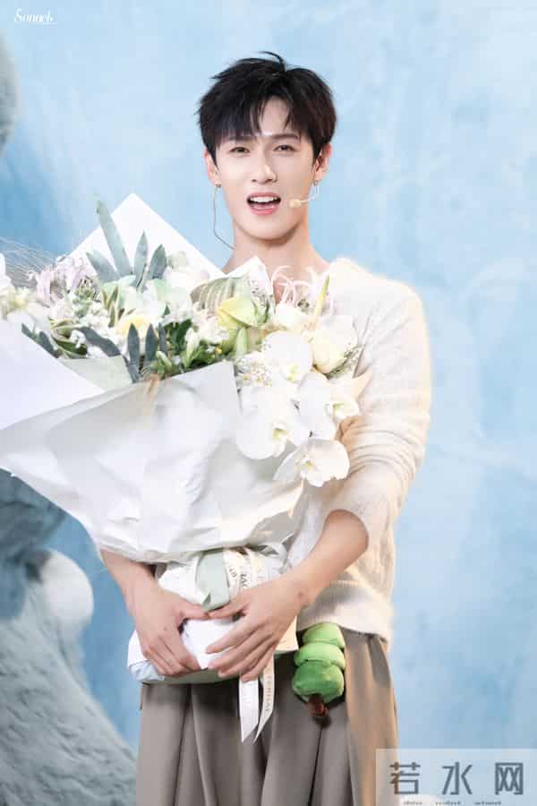 李昀锐清风活动造型，软白毛衣配卡其裤，居家男友感直接溢出屏