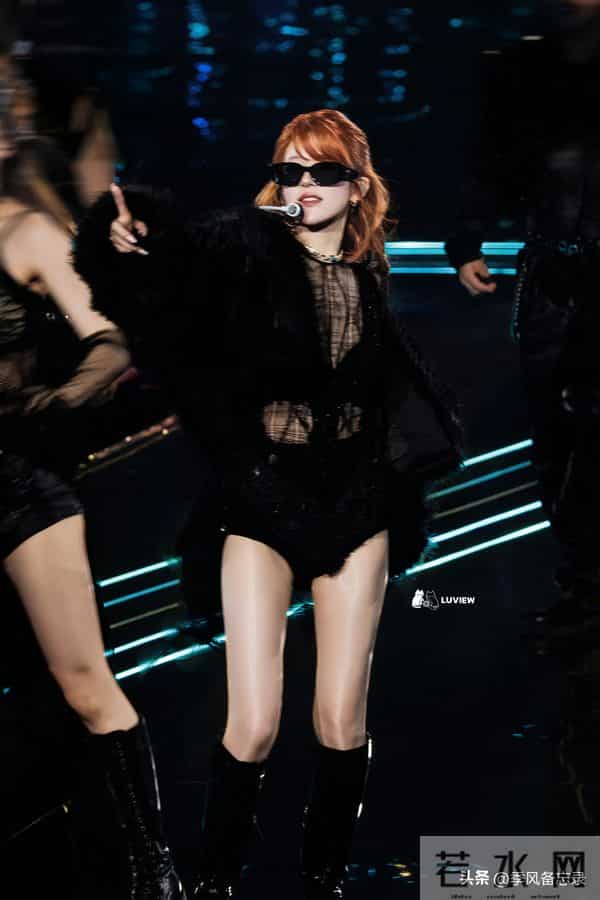 赵露思的肉丝美腿