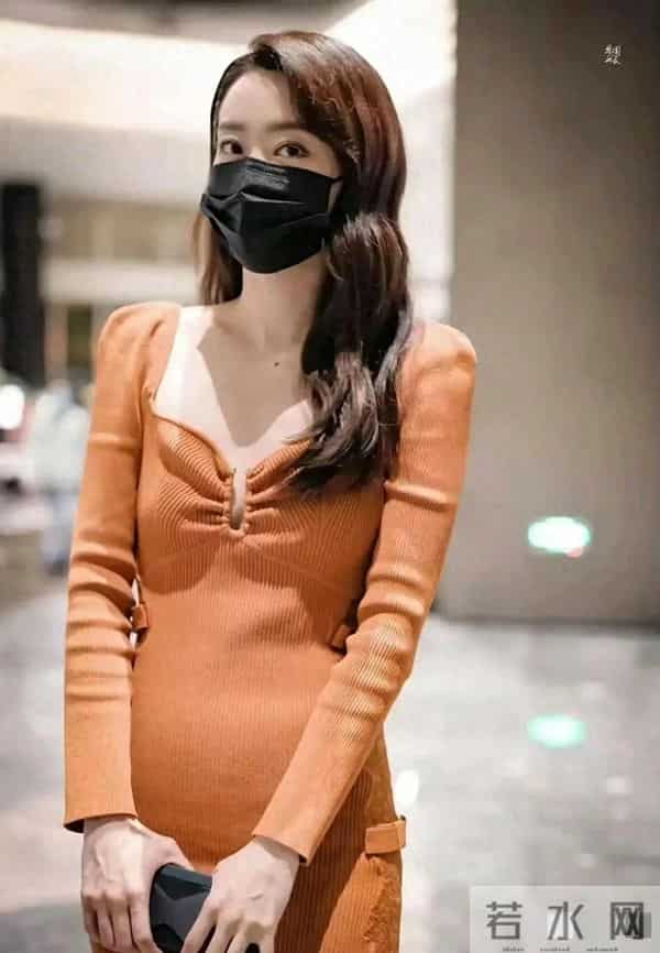 张小斐icon瘦得胸都没有了，居然还有小肚子，可见减肥真的太难了