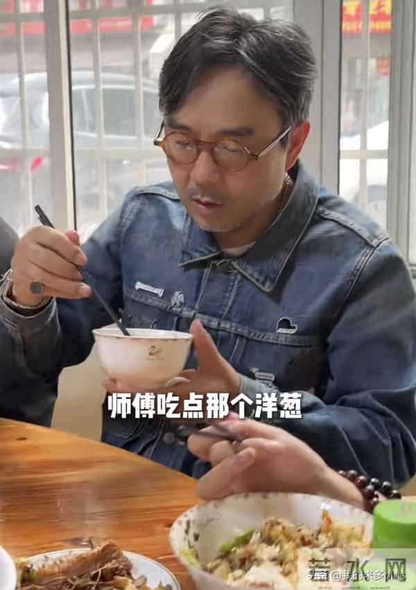 沈梦辰请汪涵吃湘菜，亲手为涵哥盛汤，51岁汪涵胡子花白像小老头