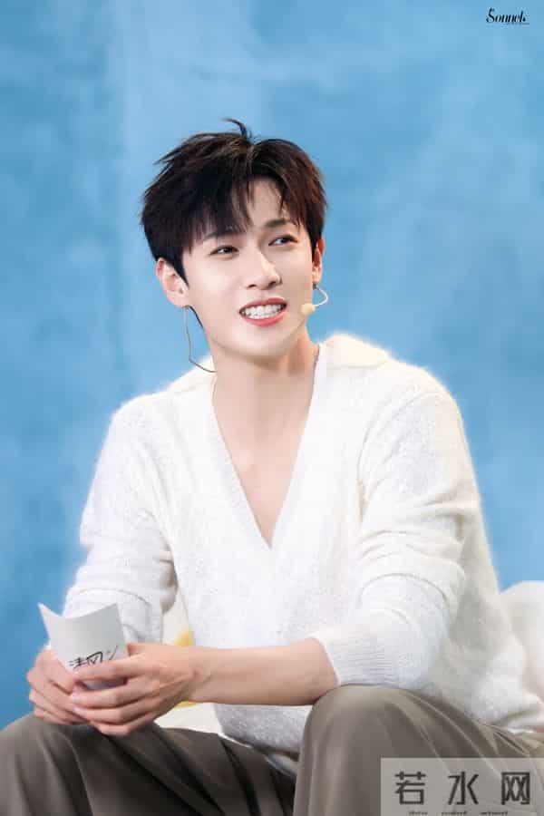 李昀锐清风活动造型，软白毛衣配卡其裤，居家男友感直接溢出屏