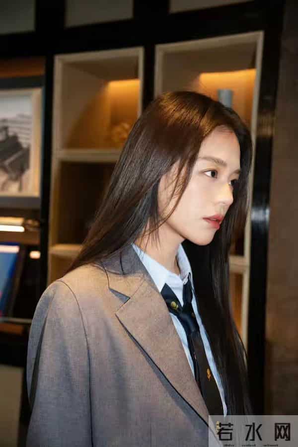 马思纯学院风穿搭写真，小短裙长筒袜清纯迷人