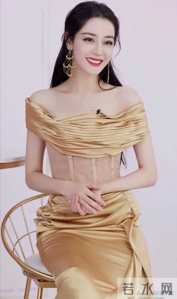 谁能扛住迪丽热巴的颜值暴击？白裙娇俏、红裙明艳，脚链细节…