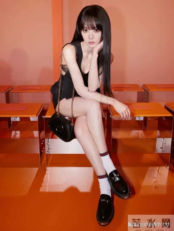 甜妹也能这么野？田曦薇米兰时装周内衣外露，风格颠覆引全网狂赞