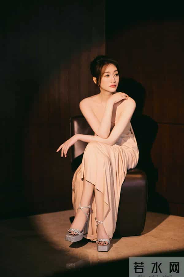 李小冉氛围感大片，裸色长裙展现迷人魅力