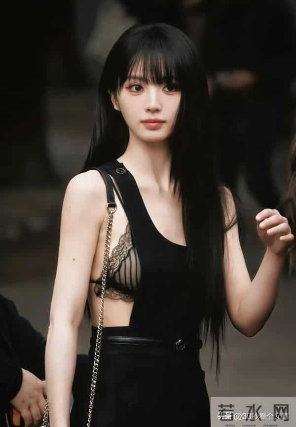 甜妹也能这么野？田曦薇米兰时装周内衣外露，风格颠覆引全网狂赞