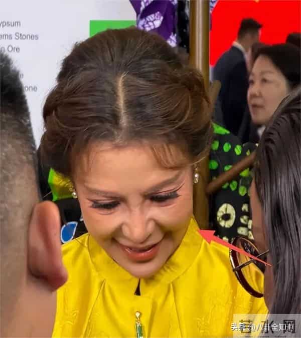 52岁朱迅现身上海，生图皱纹多到浓妆遮不住，头顶长了白发显沧桑