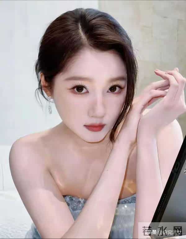 关晓彤是越来越性感了，“人间腿精”称号不是浪得虚名的!