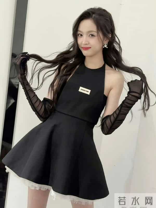 吴宣仪，俏皮小黑裙～