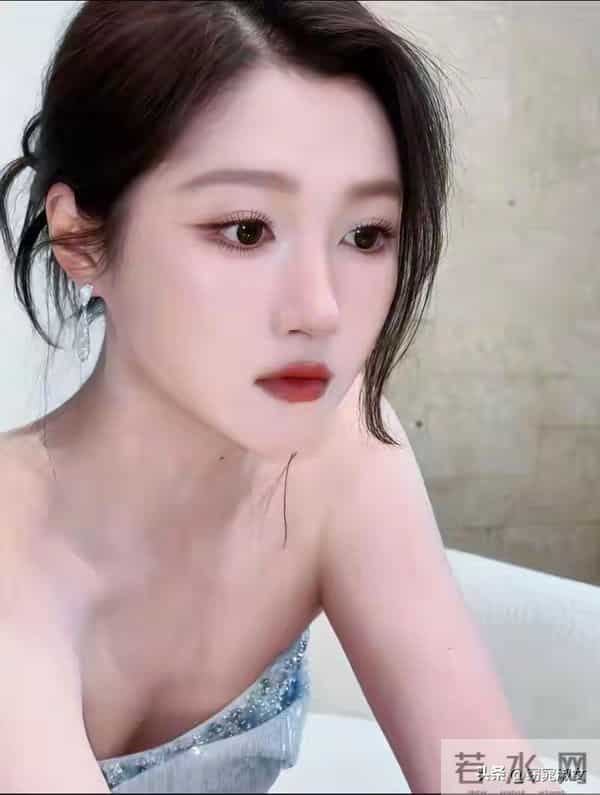 关晓彤是越来越性感了，“人间腿精”称号不是浪得虚名的!