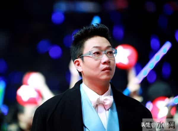 他曾是央视主持，却因“任性”引起领导不满，如今54岁在街头吃播